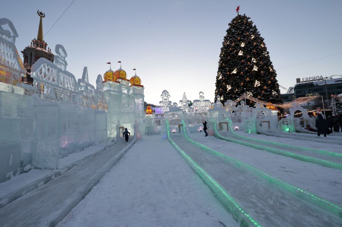 В Екатеринбурге торжественно открыли главный ледовый городок - «Уральский  рабочий»